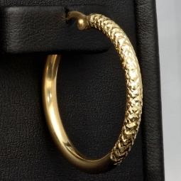 Gold-Creolen aus 585er 14K Gelbgold mit halb gestepptem Muster und halb glänzend polierter Oberfläche