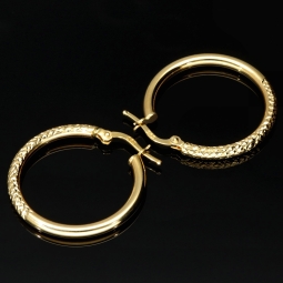 Gold-Creolen aus 585er 14K Gelbgold mit halb gestepptem Muster und halb glänzend polierter Oberfläche
