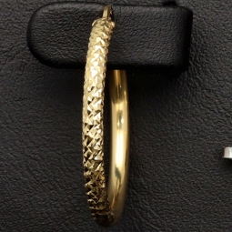 Gold-Creolen aus 585er 14K Gelbgold mit halb gestepptem Muster und halb glänzend polierter Oberfläche