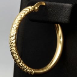 Gold-Creolen aus 585er 14K Gelbgold mit halb gestepptem Muster und halb glänzend polierter Oberfläche