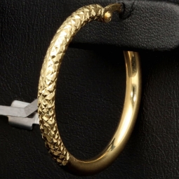 Gold-Creolen aus 585er 14K Gelbgold mit halb gestepptem Muster und halb glänzend polierter Oberfläche