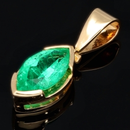 Außergewöhnlicher Gold-Anhänger mit eingefassten, leuchtenden Smaragd im Marquiseschliff (ca. 1,48 ct.) in funkelndem 750 18K Gelbgold - in Handarbeit hergestellt
