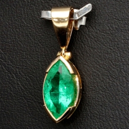 Außergewöhnlicher Gold-Anhänger mit eingefassten, leuchtenden Smaragd im Marquiseschliff (ca. 1,48 ct.) in funkelndem 750 18K Gelbgold - in Handarbeit hergestellt