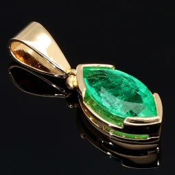 Außergewöhnlicher Gold-Anhänger mit eingefassten, leuchtenden Smaragd im Marquiseschliff (ca. 1,48 ct.) in funkelndem 750 18K Gelbgold - in Handarbeit hergestellt