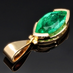 Außergewöhnlicher Gold-Anhänger mit eingefassten, leuchtenden Smaragd im Marquiseschliff (ca. 1,48 ct.) in funkelndem 750 18K Gelbgold - in Handarbeit hergestellt