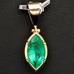 Außergewöhnlicher Gold-Anhänger mit eingefassten, leuchtenden Smaragd im Marquiseschliff (ca. 1,48 ct.) in funkelndem 750 18K Gelbgold - in Handarbeit hergestellt