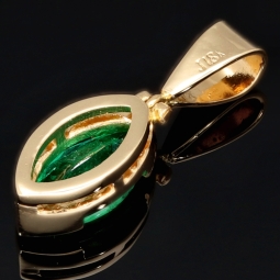 Außergewöhnlicher Gold-Anhänger mit eingefassten, leuchtenden Smaragd im Marquiseschliff (ca. 1,48 ct.) in funkelndem 750 18K Gelbgold - in Handarbeit hergestellt