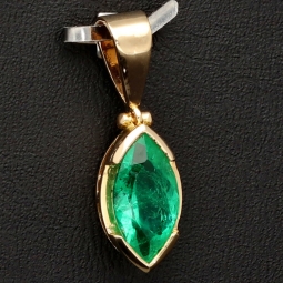 Außergewöhnlicher Gold-Anhänger mit eingefassten, leuchtenden Smaragd im Marquiseschliff (ca. 1,48 ct.) in funkelndem 750 18K Gelbgold - in Handarbeit hergestellt