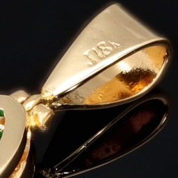 Außergewöhnlicher Gold-Anhänger mit eingefassten, leuchtenden Smaragd im Marquiseschliff (ca. 1,48 ct.) in funkelndem 750 18K Gelbgold - in Handarbeit hergestellt