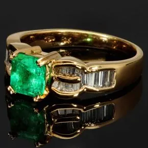Luxus Damenring in 18K / 750 Gelbgold mit einem leuchtenden ca. 1 ct. großen Smaragd und 25 Diamanten (ca. 0,6 ct.) - Hergestellt in aufwendiger Handarbeit