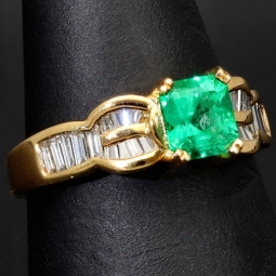 Luxus Damenring in 18K / 750 Gelbgold mit einem leuchtenden, tannengrünen ca. 1 ct. großen Smaragd und 25 Diamanten (ca. 0,6 ct.) - Hergestellt in aufwendiger Handarbeit