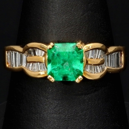Luxus Damenring in 18K / 750 Gelbgold mit einem leuchtenden, tannengrünen ca. 1 ct. großen Smaragd und 25 Diamanten (ca. 0,6 ct.) - Hergestellt in aufwendiger Handarbeit