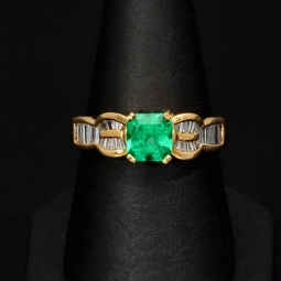 Luxus Damenring in 18K / 750 Gelbgold mit einem leuchtenden, tannengrünen ca. 1 ct. großen Smaragd und 25 Diamanten (ca. 0,6 ct.) - Hergestellt in aufwendiger Handarbeit