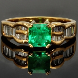 Luxus Damenring in 18K / 750 Gelbgold mit einem leuchtenden, tannengrünen ca. 1 ct. großen Smaragd und 25 Diamanten (ca. 0,6 ct.) - Hergestellt in aufwendiger Handarbeit