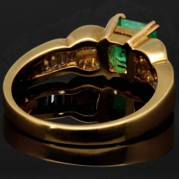 Luxus Damenring in 18K / 750 Gelbgold mit einem leuchtenden, tannengrünen ca. 1 ct. großen Smaragd und 25 Diamanten (ca. 0,6 ct.) - Hergestellt in aufwendiger Handarbeit