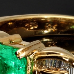 Luxus Damenring in 18K / 750 Gelbgold mit einem leuchtenden, tannengrünen ca. 1 ct. großen Smaragd und 25 Diamanten (ca. 0,6 ct.) - Hergestellt in aufwendiger Handarbeit