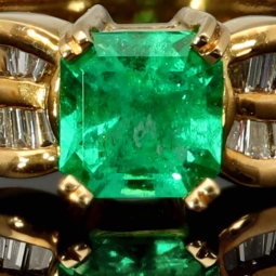 Luxus Damenring in 18K / 750 Gelbgold mit einem leuchtenden, tannengrünen ca. 1 ct. großen Smaragd und 25 Diamanten (ca. 0,6 ct.) - Hergestellt in aufwendiger Handarbeit