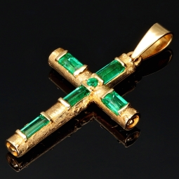 Handgearbeiteter kolumbianischer Kreuzanhänger mit 6 funkelnden, leuchtend grünen, eingefassten Smaragden. Modern und zugleich zeitlos. (750er 18K Gold)
