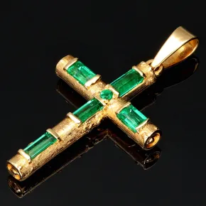 Handgearbeiteter kolumbianischer Kreuzanhänger mit 6 funkelnden, leuchtend grünen, eingefassten Smaragden. Modern und zugleich zeitlos. (750er 18K Gold)