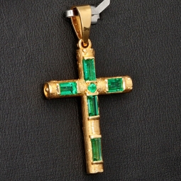 Handgearbeiteter kolumbianischer Kreuzanhänger mit 6 funkelnden, leuchtend grünen, eingefassten Smaragden. Modern und zugleich zeitlos. (750er 18K Gold)
