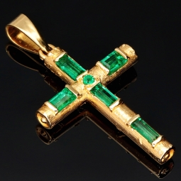 Handgearbeiteter kolumbianischer Kreuzanhänger mit 6 funkelnden, leuchtend grünen, eingefassten Smaragden. Modern und zugleich zeitlos. (750er 18K Gold)