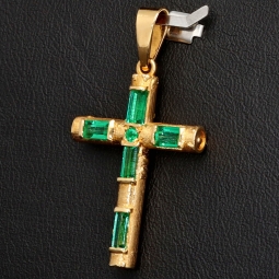 Handgearbeiteter kolumbianischer Kreuzanhänger mit 6 funkelnden, leuchtend grünen, eingefassten Smaragden. Modern und zugleich zeitlos. (750er 18K Gold)