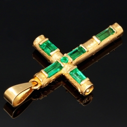 Handgearbeiteter kolumbianischer Kreuzanhänger mit 6 funkelnden, leuchtend grünen, eingefassten Smaragden. Modern und zugleich zeitlos. (750er 18K Gold)