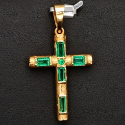 Handgearbeiteter kolumbianischer Kreuzanhänger mit 6 funkelnden, leuchtend grünen, eingefassten Smaragden. Modern und zugleich zeitlos. (750er 18K Gold)