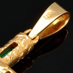 Handgearbeiteter kolumbianischer Kreuzanhänger mit 6 funkelnden, leuchtend grünen, eingefassten Smaragden. Modern und zugleich zeitlos. (750er 18K Gold)