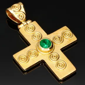 Massiver Kreuz-Anhänger mit eingefassten, funkelnden, kolumbianischen Smaragd in aufwendigem Rundschliff (ca. 0,29 ct.) in edlem Gold (750 18K Gelbgold)