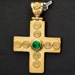 MAssiver Kreuz-Anhänger mit eingefassten, funkelnden, kolumbianischen Smaragd in aufwendigem Rundschliff (ca. 0,29 ct.) in edlem Gold (750 18K Gelbgold)