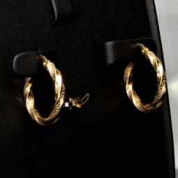 Stilvolle Twist-Creolen aus 585er Gelbgold mit edlem Greco-Relief aus 585er (14K) Gelbgold