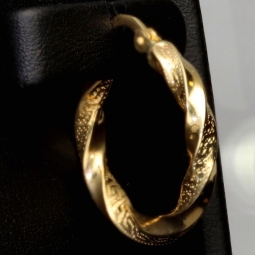 Stilvolle Twist-Creolen aus 585er Gelbgold mit edlem Greco-Relief aus 585er (14K) Gelbgold