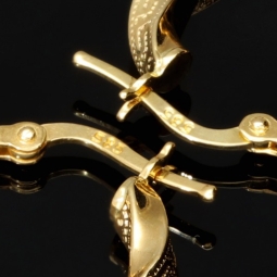 Stilvolle Twist-Creolen aus 585er Gelbgold mit edlem Greco-Relief aus 585er (14K) Gelbgold