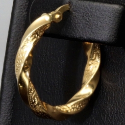 Stilvolle Twist-Creolen aus 585er Gelbgold mit edlem Greco-Relief aus 585er (14K) Gelbgold