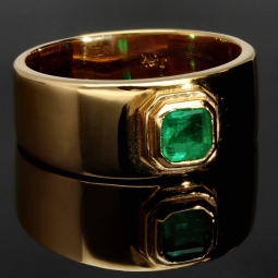 Nobler, exklusiver Ring aus edlem Gelbgold (750, 18K Gold) mit einem eingefassten, leuchtenden Smaragd (ca. 0,39 ct.) - RG ca. 59
