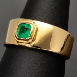 Nobler, exklusiver Ring aus edlem Gelbgold (750, 18K Gold) mit einem eingefassten, leuchtenden Smaragd (ca. 0,39 ct.) - RG ca. 59