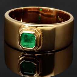 Nobler, exklusiver Ring aus edlem Gelbgold (750, 18K Gold) mit einem eingefassten, leuchtenden Smaragd (ca. 0,39 ct.) - RG ca. 59