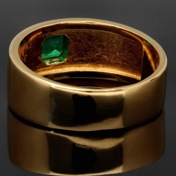 Nobler, exklusiver Ring aus edlem Gelbgold (750, 18K Gold) mit einem eingefassten, leuchtenden Smaragd (ca. 0,39 ct.) - RG ca. 59