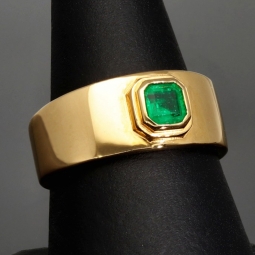 Nobler, exklusiver Ring aus edlem Gelbgold (750, 18K Gold) mit einem eingefassten, leuchtenden Smaragd (ca. 0,39 ct.) - RG ca. 59