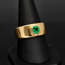 Nobler, exklusiver Ring aus edlem Gelbgold (750, 18K Gold) mit einem eingefassten, leuchtenden Smaragd (ca. 0,39 ct.) - RG ca. 59