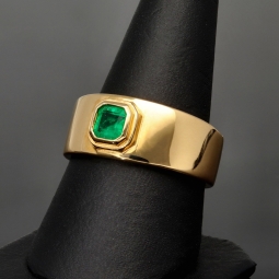 Nobler, exklusiver Ring aus edlem Gelbgold (750, 18K Gold) mit einem eingefassten, leuchtenden Smaragd (ca. 0,39 ct.) - RG ca. 59