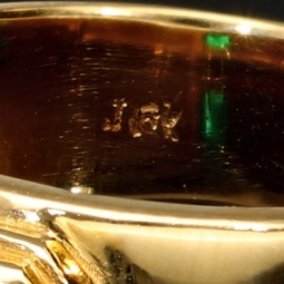 Nobler, exklusiver Ring aus edlem Gelbgold (750, 18K Gold) mit einem eingefassten, leuchtenden Smaragd (ca. 0,39 ct.) - RG ca. 59