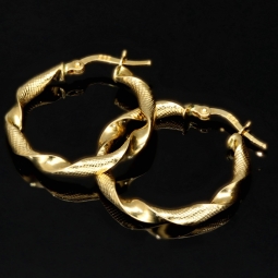 Außergewöhnliche Twist - Creolen in mit feinem halb polierten, halb fein rautiertem Design aus hochwertigem 585 / 14K Gold