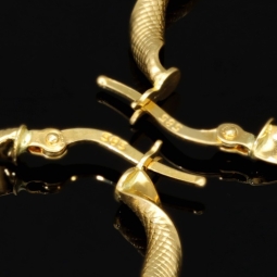Außergewöhnliche Twist - Creolen in mit feinem halb polierten, halb fein rautiertem Design aus hochwertigem 585 / 14K Gold