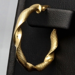 Außergewöhnliche Twist - Creolen in mit feinem halb polierten, halb fein rautiertem Design aus hochwertigem 585 / 14K Gold