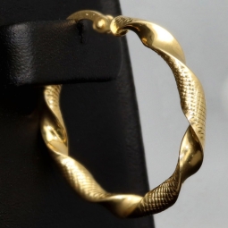 Außergewöhnliche Twist - Creolen in mit feinem halb polierten, halb fein rautiertem Design aus hochwertigem 585 / 14K Gold