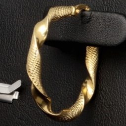 Außergewöhnliche Twist - Creolen in mit feinem halb polierten, halb fein rautiertem Design aus hochwertigem 585 / 14K Gold