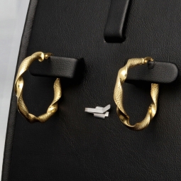 Außergewöhnliche Twist - Creolen in mit feinem halb polierten, halb fein rautiertem Design aus hochwertigem 585 / 14K Gold
