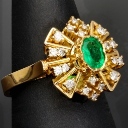 Exklusiver Ring für Damen aus massivem 18K / 750 Gold (Gelbgold) mit einem edlen, tannengrünen 0,4 ct. großen Smaragd und 20 Diamanten ( gesamt ca. 0,36 ct.)